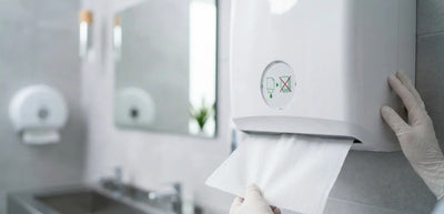Como Reduzir Desperdício em Banheiros de Alto Fluxo com a Combinação Certa de Papel e Dispenser