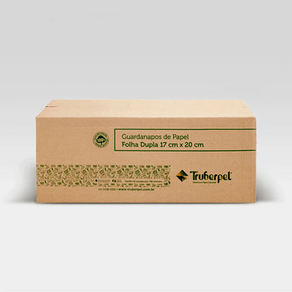 Caixa de transporte de papelão pardo contendo 3.000 unidades do guardanapo Totalpel, pronta para distribuição.
