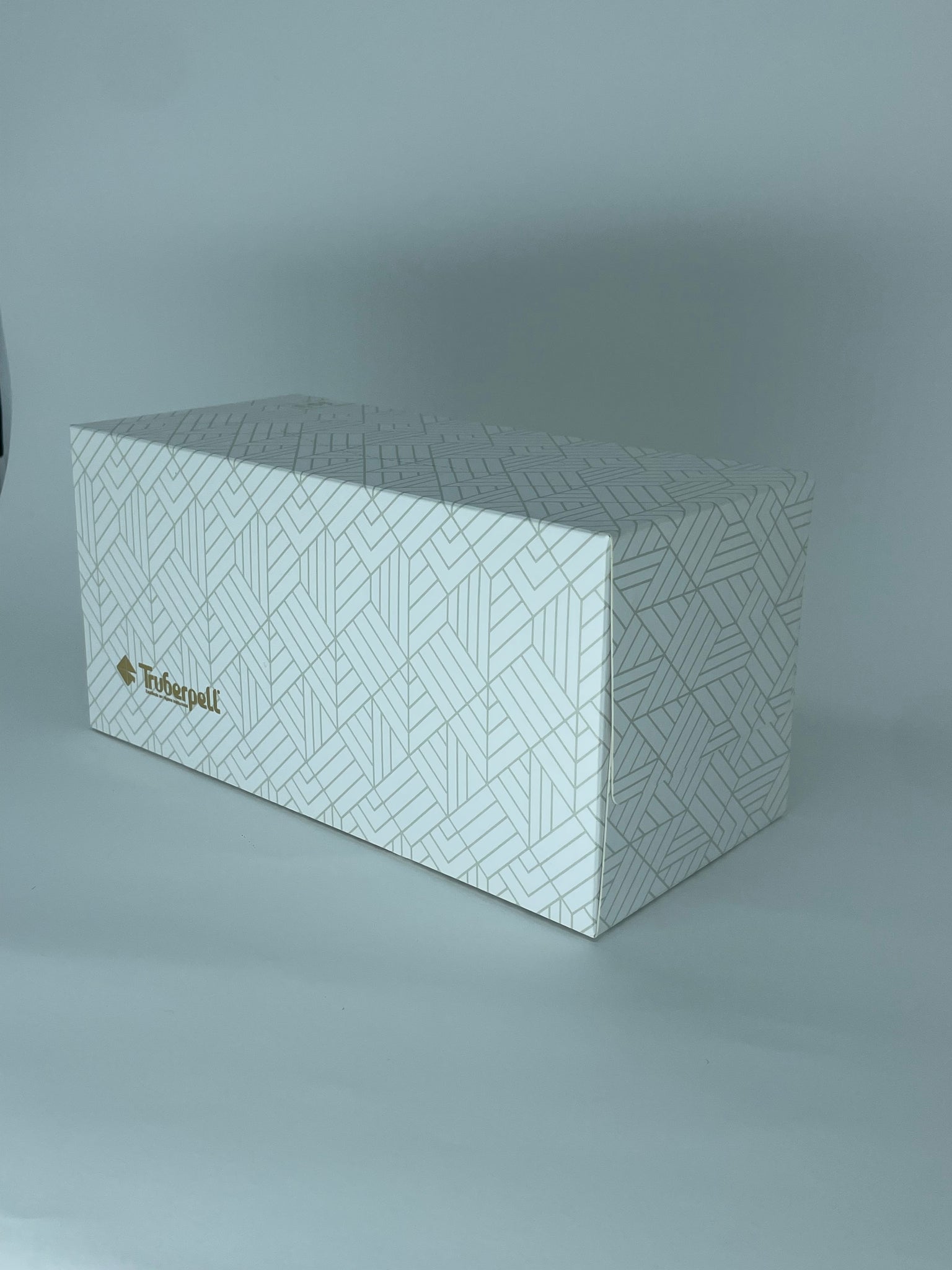 Vista em ângulo da caixa de papel toalha para lavabo Elegance, mostrando a lateral e a parte superior da embalagem.