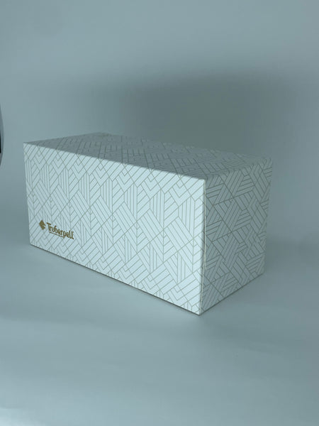 Vista em ângulo da caixa de papel toalha para lavabo Elegance, mostrando a lateral e a parte superior da embalagem.