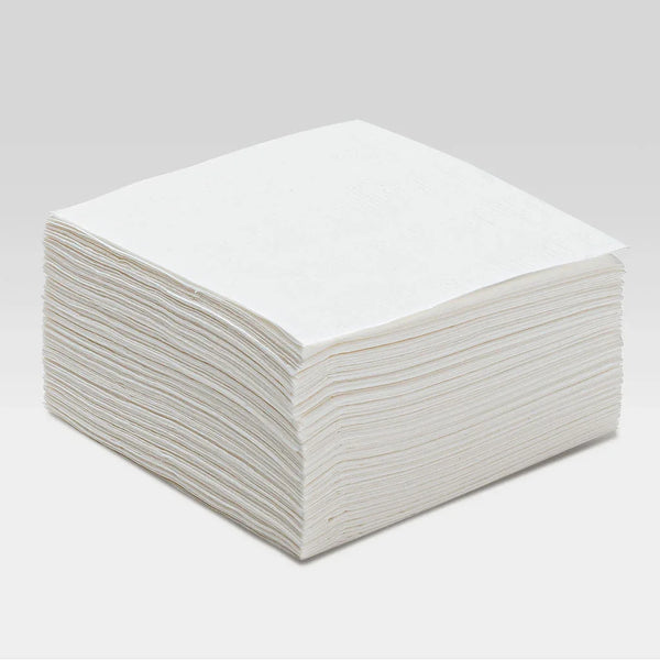 Pilha de guardanapos Truberpell Bistrô 23x23cm brancos de folha dupla, mostrando a textura e a maciez do papel.
